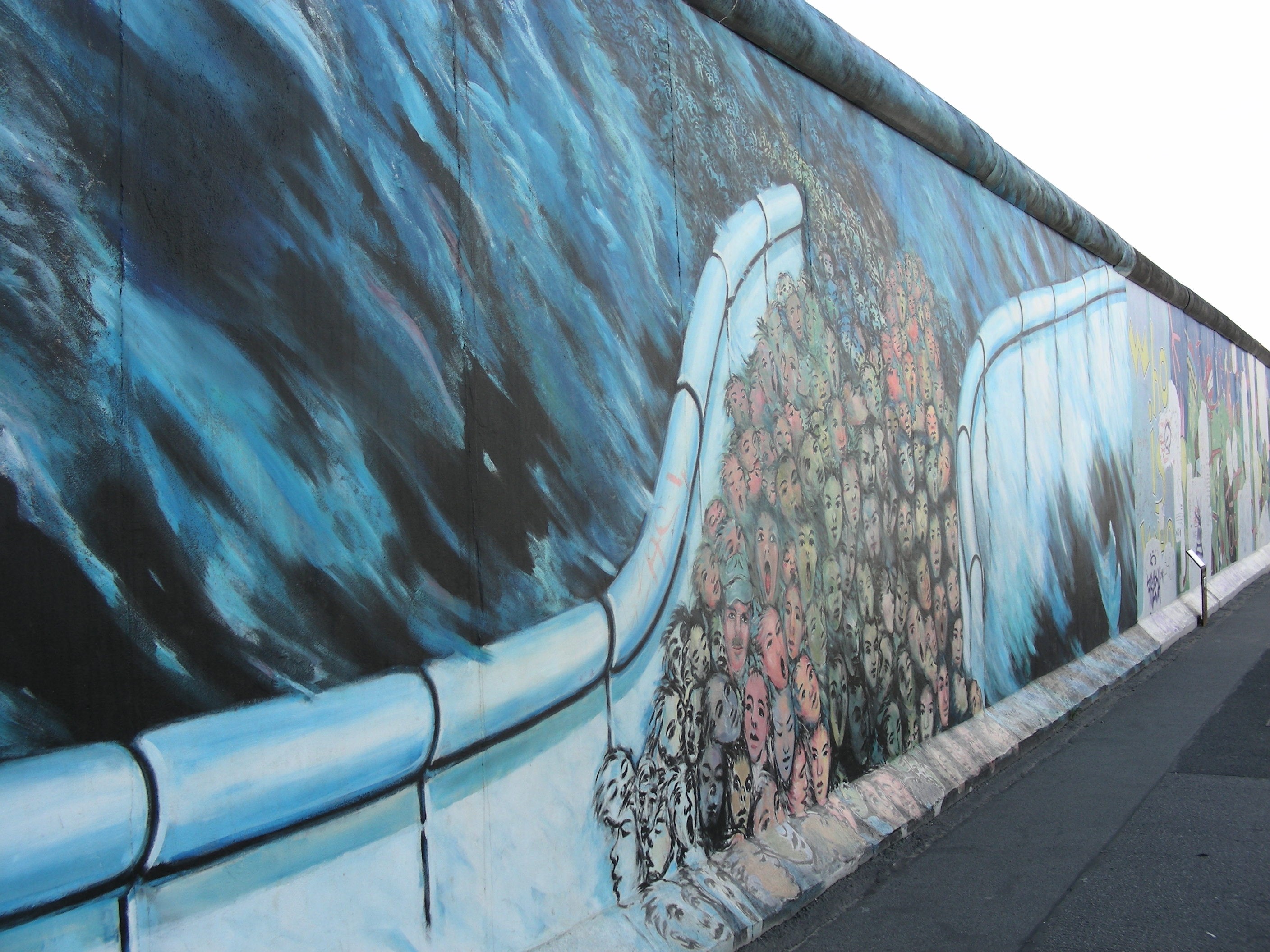 Muro di Berlino con murales con volti
