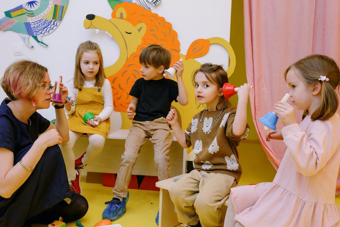 bambini a scuola con la maestra - by Ksenia Chernaya - Pexels https://www.pexels.com/it-it/foto/persone-carino-seduto-scuola-8535230/